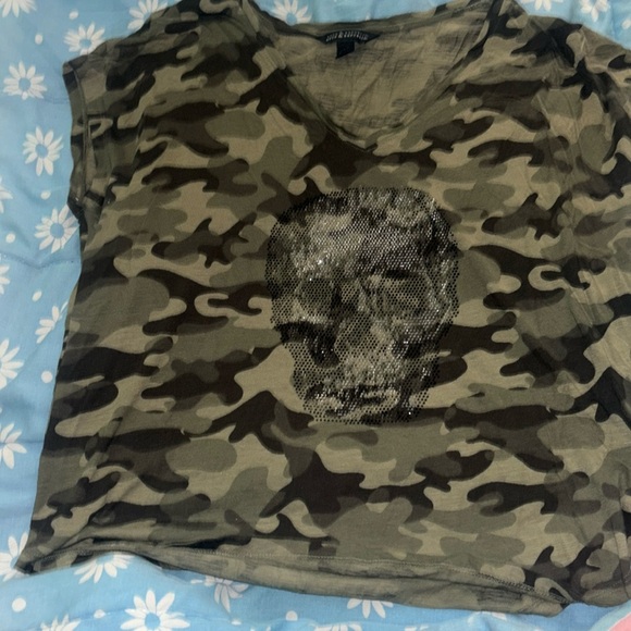 Women’s Size M Rock and Republic Camo t shirt - Picture 1 of 3